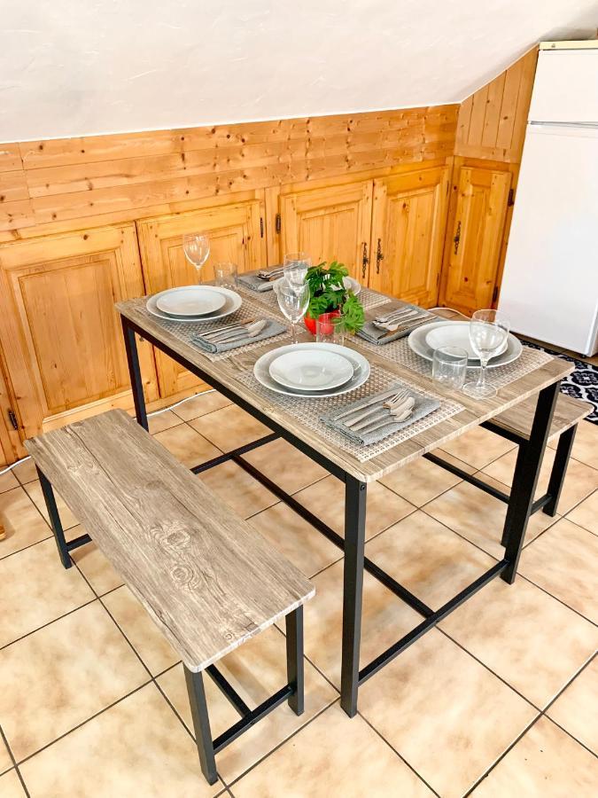 Charmant Appart Sous Toits Proche Chateau Des Ducs Шамбери Екстериор снимка
